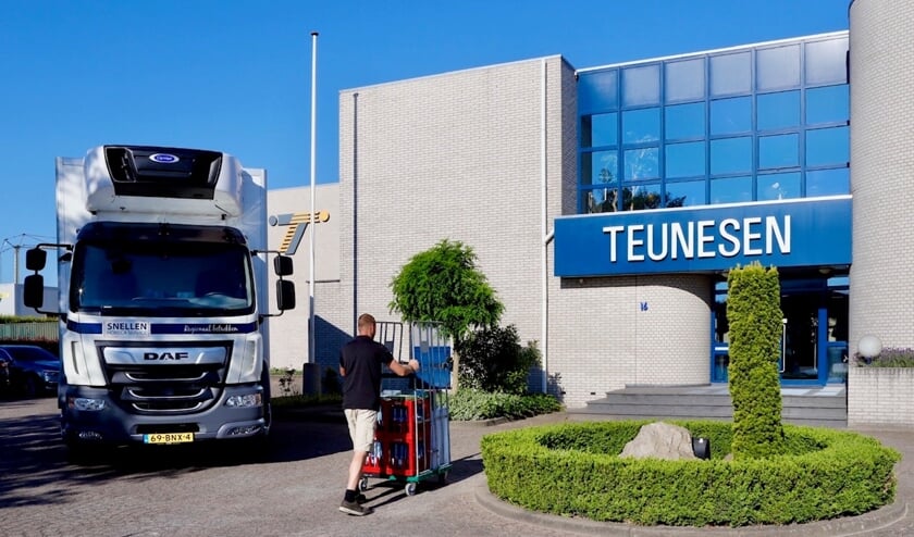 Lokale horecaondernemer Snellen brengt producten naar Teunesen Zand en Grint. (foto: Karel ten Haaf, Ten Haaf Fotografie)