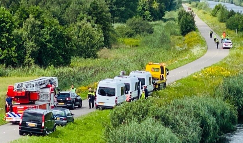 Drie VOA(Verkeersongevallenanalyse)-bussen zijn aanwezig voor onderzoek.