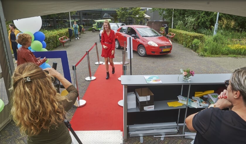 Drive-In diploma-uitreikingen bij De Leijgraaf. (Foto: Van Assendelft Fotografie)