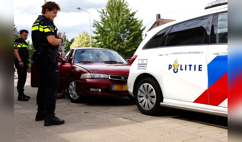 De rode auto botste achterop haar voorganger. (foto: SK-Media)