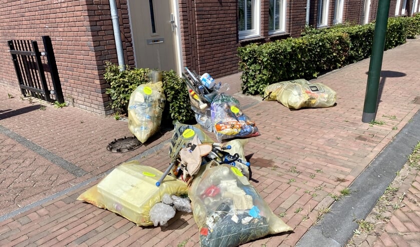 Rotzooi op de stoep in de Oranjewijk een dag na het ophaalmoment.