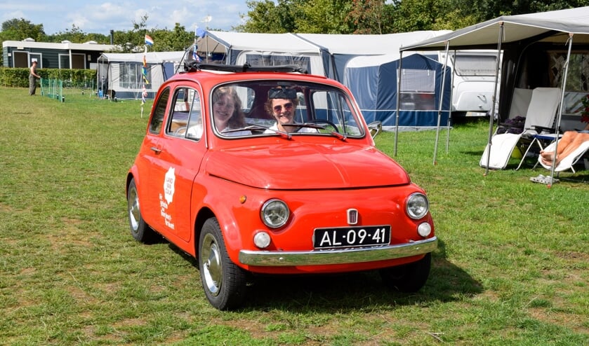 De knalrode Fiat 500 kwam onder andere langs bij camping Boszicht in Wilbertoord