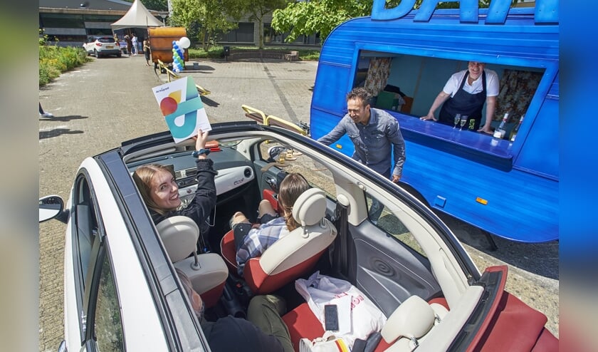 Drive-In diploma-uitreikingen bij De Leijgraaf aan de Muntelaar in Veghel. Op de foto Lisa Landsbergen.