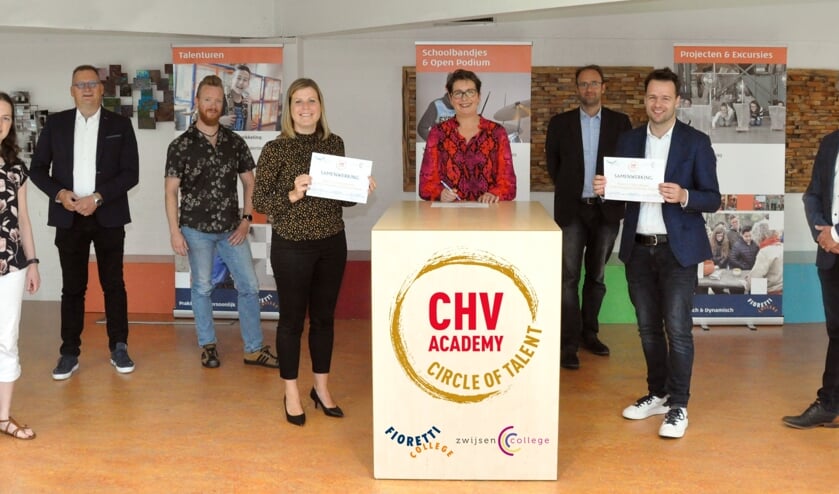 Anouk Dols (cultuurcoördinator Zwijsen College), Mark van Kessel (coördinator muziek Phoenix Cultuur), Terry Emons (cultuurcoördinator Fioretti College), Sasja van Lieshout (directielid vmbo Fioretti College), Barbara Brouwer (directeur Phoenix Cultuur), Menno Roozendaal (wethouder werk, jeugd en cultuur Meierijstad), Paul van Asseldonk (adjunct-directeur Zwijsen College) en Clemens Geenen (locatiedirecteur Fioretti College).