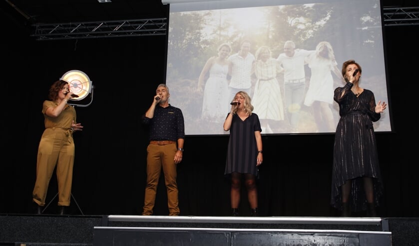 Angels Rule tijdens het concert in hotel Riche Boxmeer van zondag 5 juli. (foto: Bas Delhij)