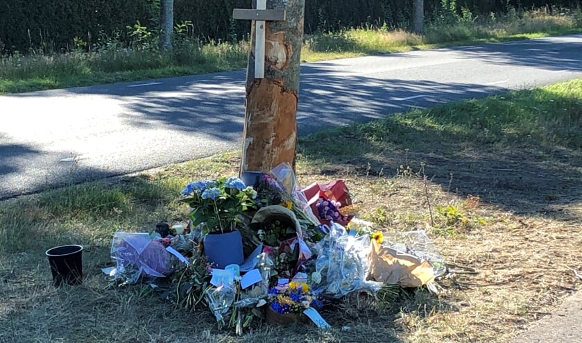 Rondom de stam van de boom zijn diverse bloemen, kaartjes, foto’s, gedichtjes en nepkaarsjes geplaatst, ter nagedachtenis aan slachtoffer.