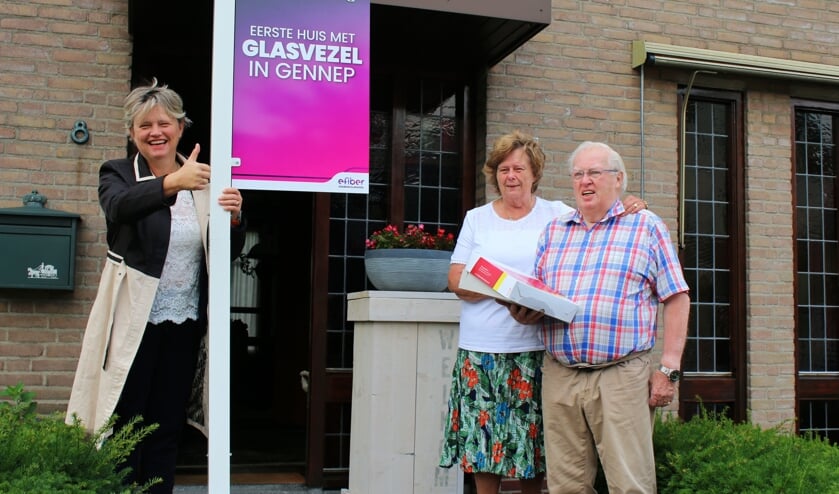 Gebak en een bord in de tuin voor meneer en mevrouw Hilbrands, de eerste in Gennep met glasvezel.