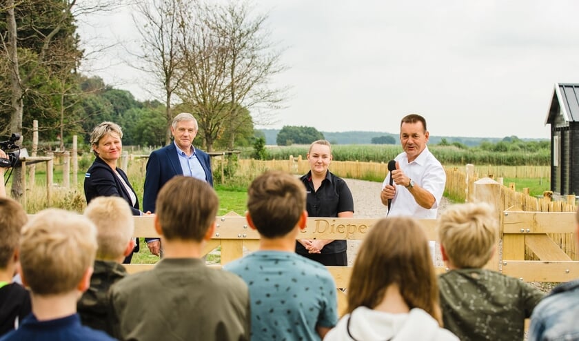 Groep 6 leerlingen van basisschool De Drie Vijvers zijn bij de opening van natuurspeeltuin De Diepen. (foto: Malou Slungers fotografie)