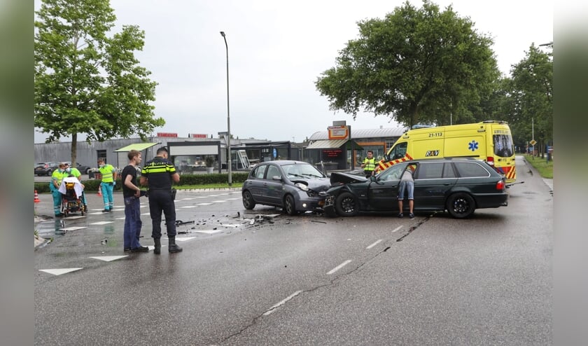 Gewonde bij botsing tussen twee auto's op Hartog Hartogsingel. (Foto: Gabor Heeres, Foto Mallo)