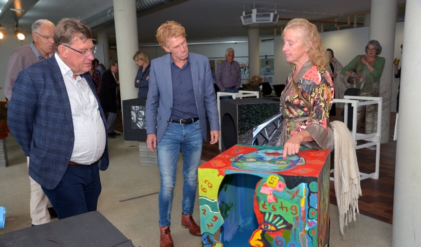 Beide burgemeesters krijgen uitleg over een deel van het kunstwerk.