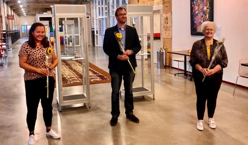Wethouder Menno Roozendaal (midden) opende de expositie.