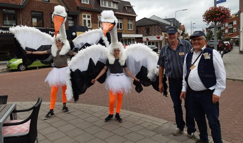 V.l.n.r: Ooievaars Lucas en Jorn samen met vrijwilligers Frans Derks en Willy Michels.