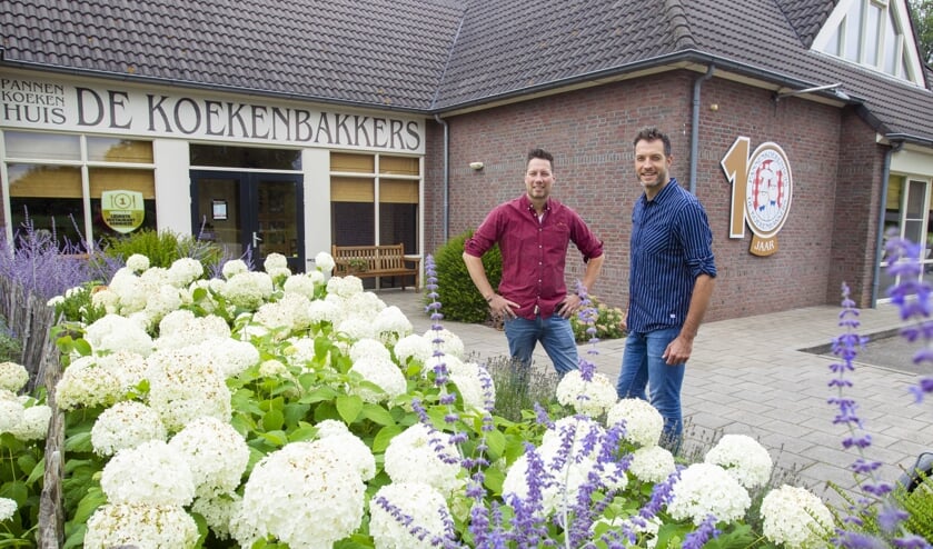 Ondernemers Mark (l) en Bart (r) bij het nieuwe jubileum logo van pannenkoekenhuis De Koekenbakkers (Foto: Ad van de Graaf).