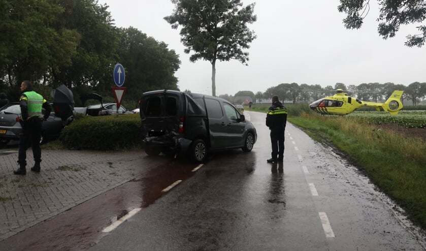 Drie auto's botsen op Dorpenweg in Ravenstein. (Foto: Gabor Heeres, Foto Mallo)