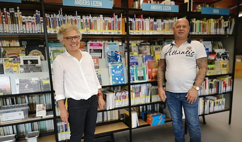 Ria en Sebastiaan in de bibliotheek, dat steeds meer een vertrouwde plek werd voor Sebastiaan.