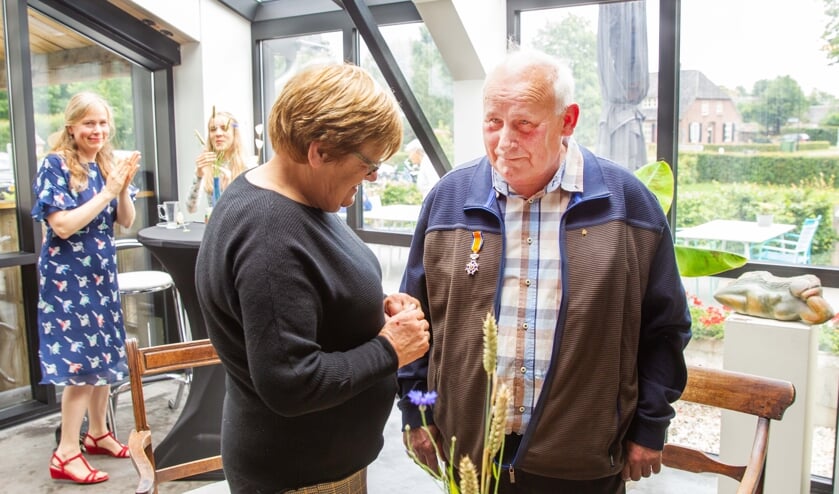 Bert Derks krijgt zijn lintje opgespeld.