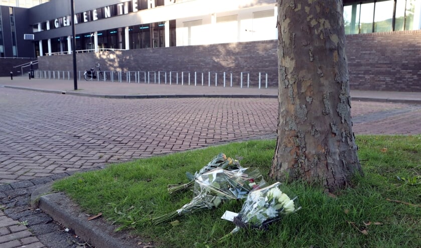 Oss, bloemen bij de plek waar vanochtend Arie den Dekker zich zelf in brand heeft gestoken, achter het gemeentehuis.