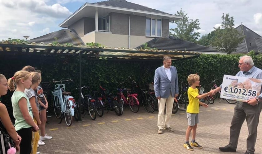 Leerlingen Onze Bouwsteen nemen de cheque van Kiwanisclub Land van Cuijk in ontvangst.