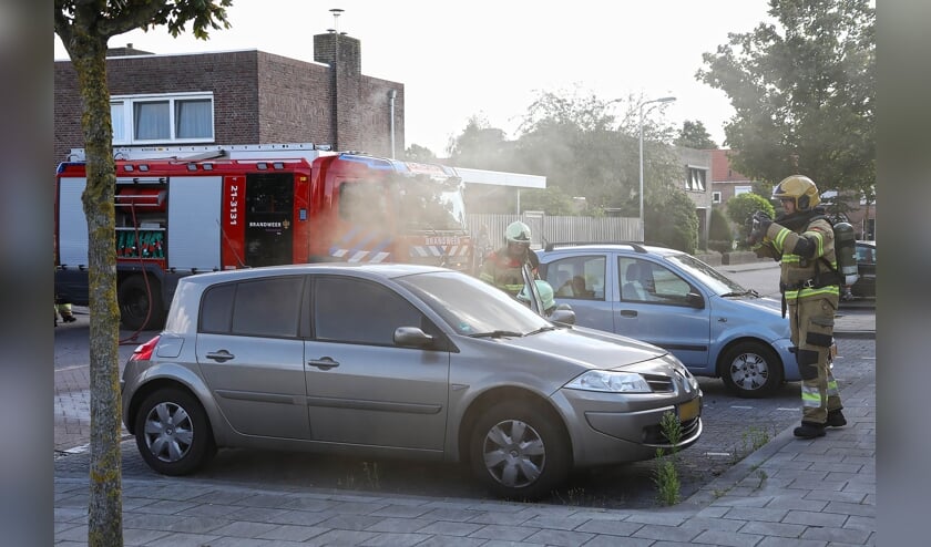 De autobrand in Oss. (Foto: Gabor Heeres, Foto Mallo)