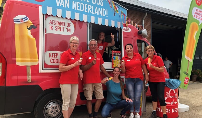 V.l.n.r: Nelly en Wil Schimmel, Yannick van OLA, Marlon Schimmel, Petra Nuijen en Ine Weren.