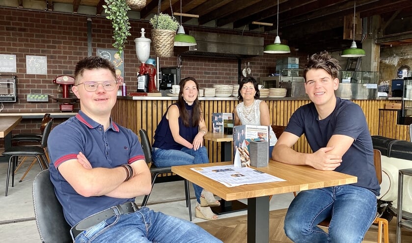 Op de voorgrond Jeroen (L) en Sander (R) en op de achtergrond Steffie (L) en Franca (R).