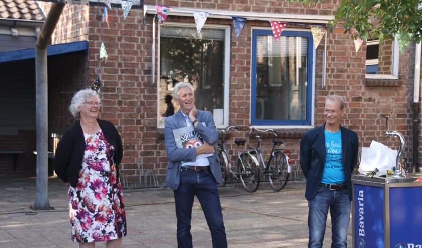 Docenten nemen afscheid van De Uilenbrink. Van links naar rechts: Linda, Kees en Tonny.