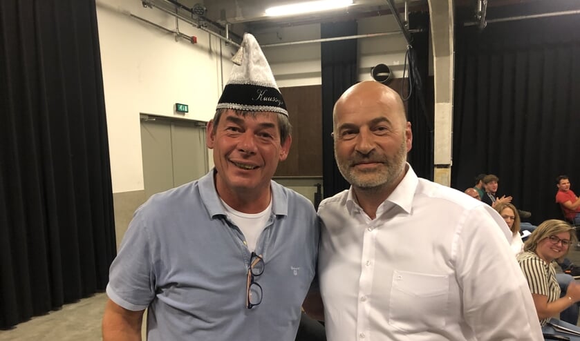 Marco Bons, getooid mét oud-voorzitterssteek, en de nieuwe voorzitter Han Versanvoort.