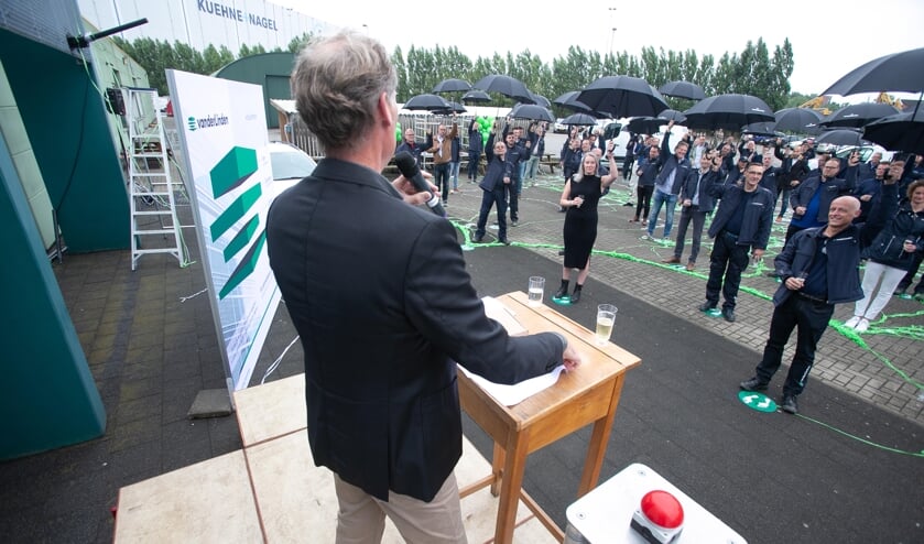 Businessunit Manager Olaf van den Wittenboer licht het personeel in.