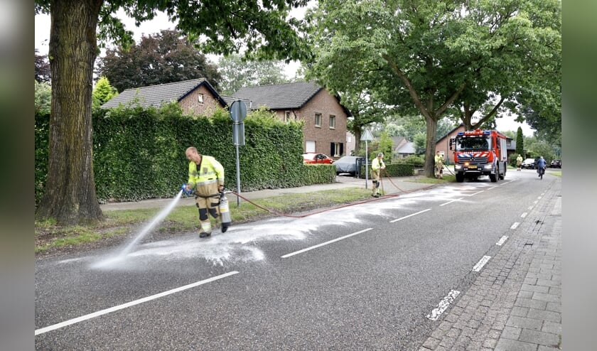 De brandweer van Mill is opgeroepen om het wegdek schoon te spuiten.
