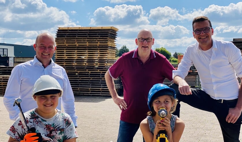 Jelt van Veenendaal (Bouwcenter), Ed (Veghel in Hout) en Stefan van de Ven (Bouwbedrijf van de Ven) met op de voorgrond Luuk en Isa.