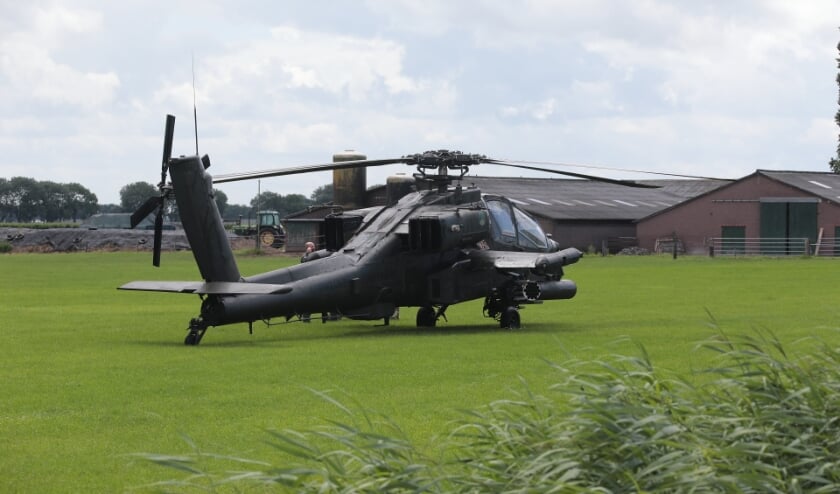 Apache-helikopter van defensie maakt voorzorgslanding in weiland Lith. (Foto: Charles Mallo, Foto Mallo)