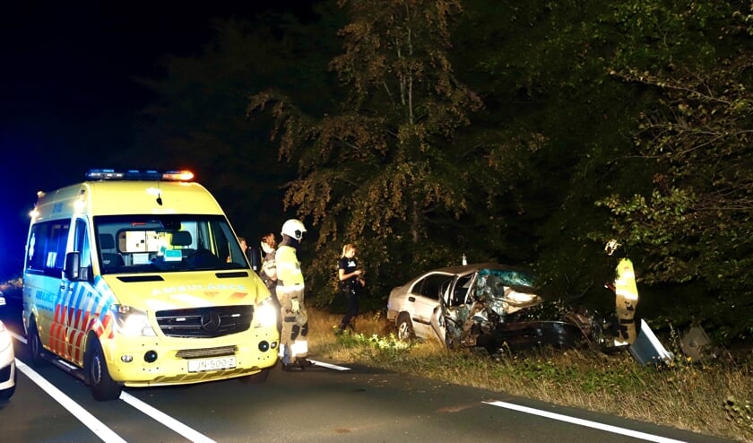 De auto is door een stuk bos gereden waarna deze tegen een boom is geknald