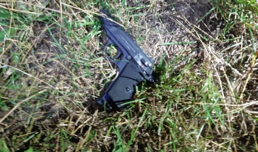 Tijdens het onderzoek bleek het te gaan om een strafbaar alarmpistool.