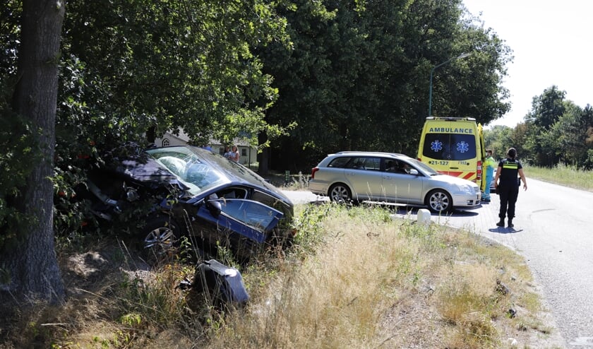 Door het ongeluk is een gezin met drie kinderen, met hun auto in de nabijgelegen sloot terecht gekomen.