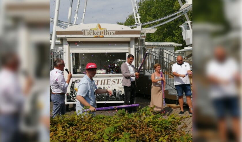 Opening van kermis op parkeerterrein De Rusheuvel.