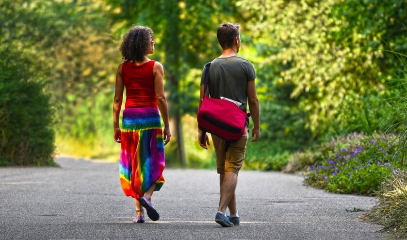 Wandelend stappen zetten naar een passende baan.