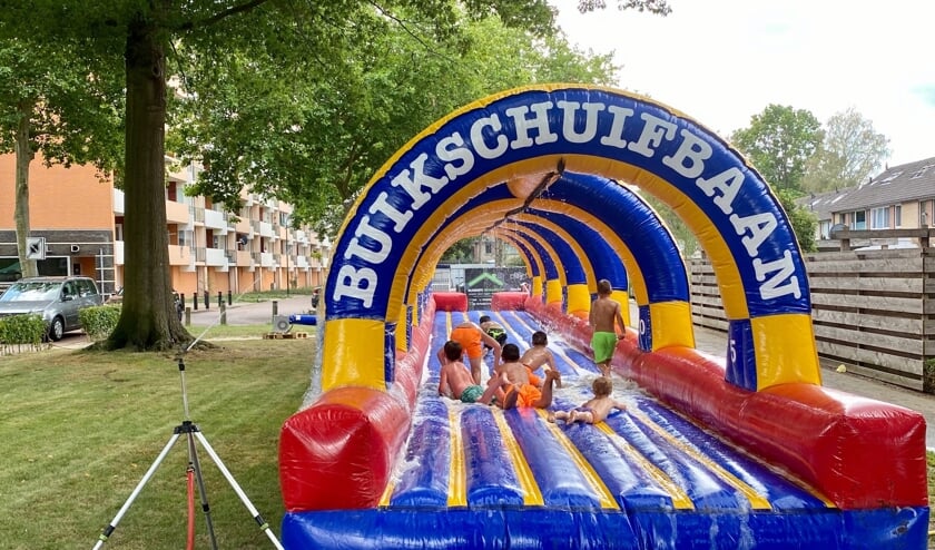 Zowel jong als oud kwamen een kijkje nemen bij de buikschuifbaan