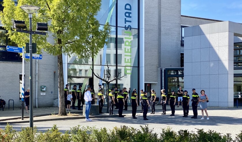 Een erehaag voor het gemeentehuis in Veghel.