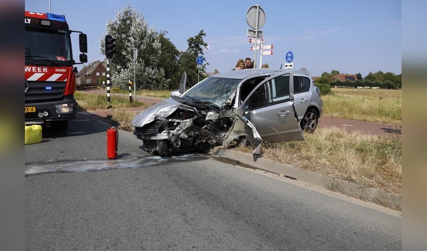 Een automobilist is woensdagmiddag door nog onbekende oorzaak tegen de paal van een verkeerslicht aangereden.