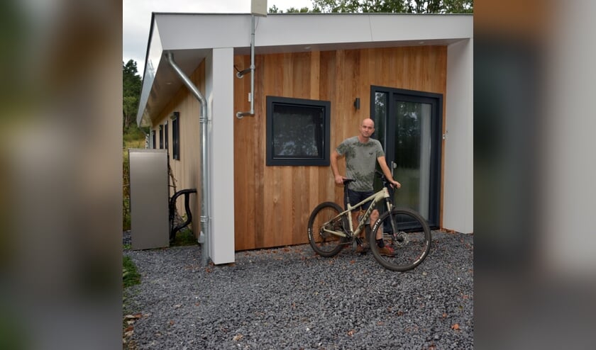 Walter bij hun 'supergroenhuis'. (foto: Henk Lunenburg)