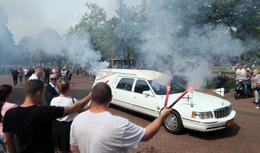 Oss, 1-8-2020. Voor de uitvaard van Arie den Dekker reed de rouwstoet nog een ronde bij het gemeentehuis. Arie stak zich zelf inbrand voor het gemeentehuis maandag is overleden.NOVUM,HANS VAN DER POEL