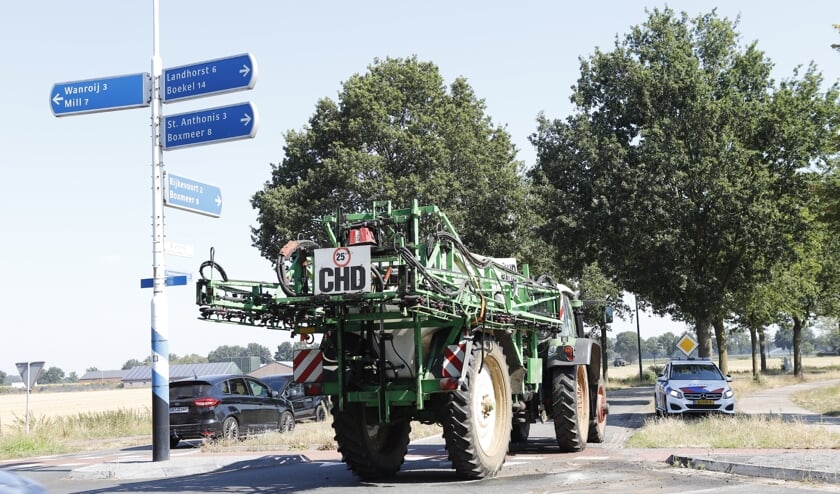 De aanhanger is door een plaatselijke boer weer rechtop gezet.