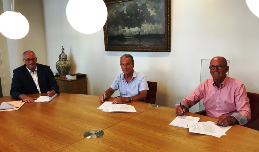 V.l.n.r. wethouder Jilisen, de heer Remmers en de heer Broere.
