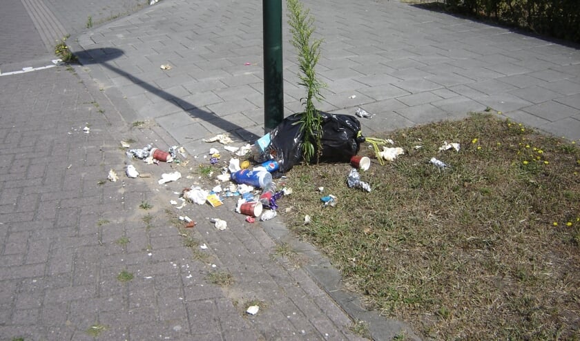 Een opengescheurde zak in de Narcisstraat.