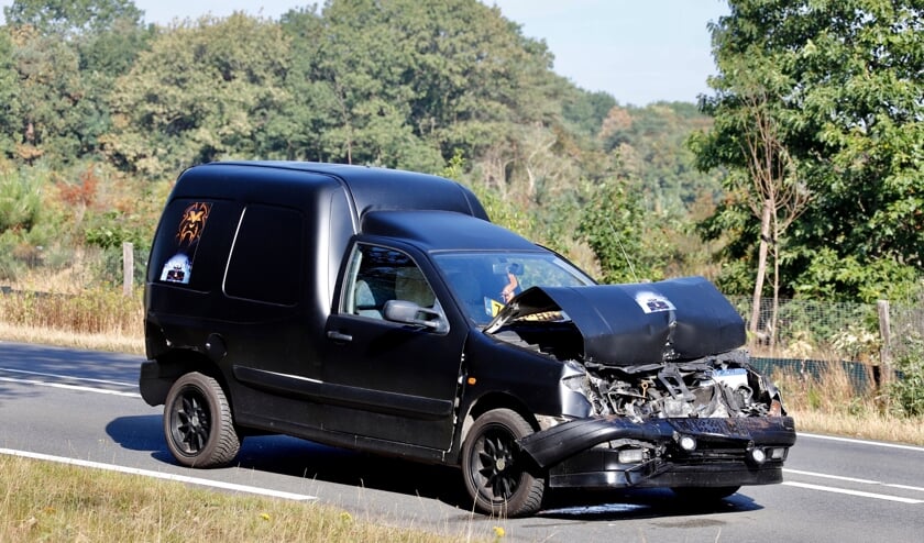 De bestuurder van de bestelauto is door het ongeluk gewond geraakt.