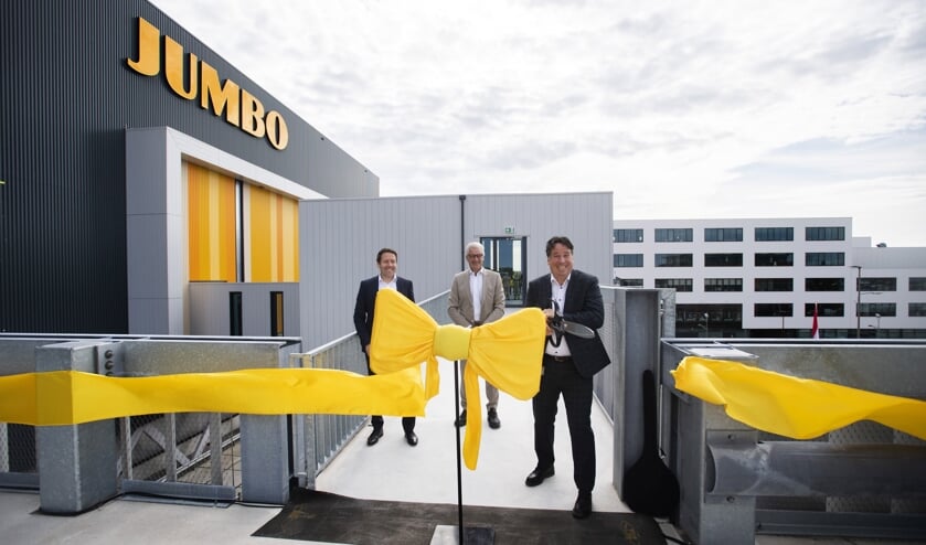 Het gemechaniseerde nationaal distributiecentrum van Jumbo te Nieuwegein is vandaag feestelijk geopend door Karel de Jong, directeur Supply Chain, Tiemen van Bruggen, sitemanager Nieuwegein en Jaap de Hoop, programmamanager Supply Chain.