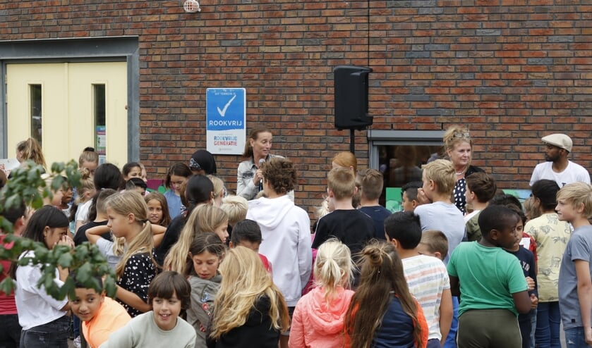 Leerlingen en wethouder Bouke de Bruin tijdens de feestelijke opening van het eerste groenblauwe schoolplein bij basisschool De Bonckert. (foto: Bas Delhij)