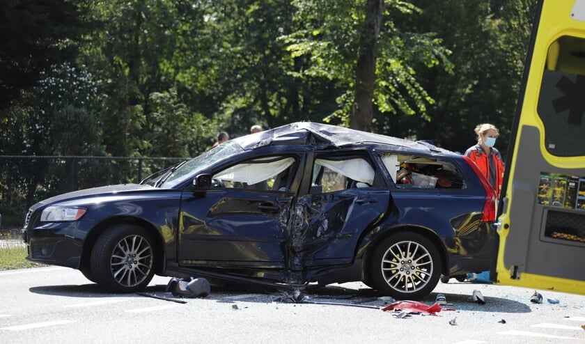 De motorrijder is tegen de zijkant van de auto aangereden.