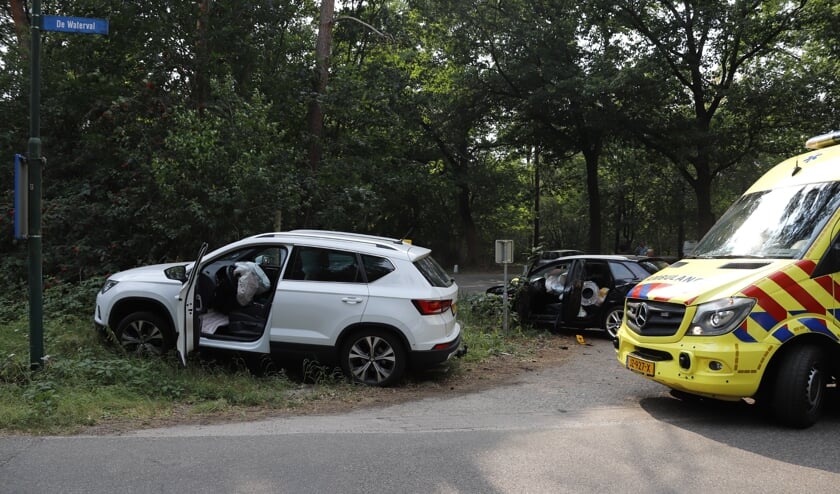 De bestuurder van de zwarte auto raakte licht gewond.