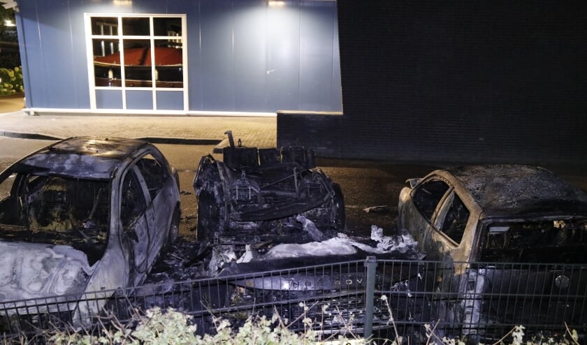 Door de brand zijn drie voertuigen verloren gegaan.